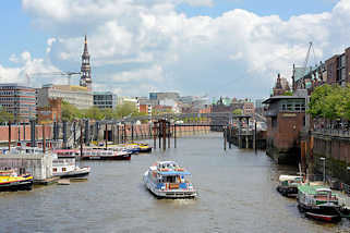 7490 Blick ber den Binnenhafen zum Zollkanal - ein Fahrgastschiff fhrt in den Kanal ein - lks. die Altstadt Hamburgs, re. Gebude der Speicherstadt.