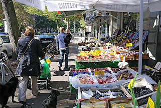 7750 Gemseladen, Obstgeschft mit Auslage auf der Strasse im Eppendorfer Weg - Einkaufen und Wohnen im Stadteil.